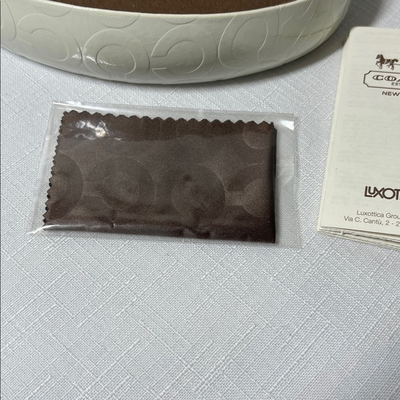 New. COACH Large White Logo Eyeglass Sunglass Hard Clamshell Case & lint cloth. - Picture 3 of 7